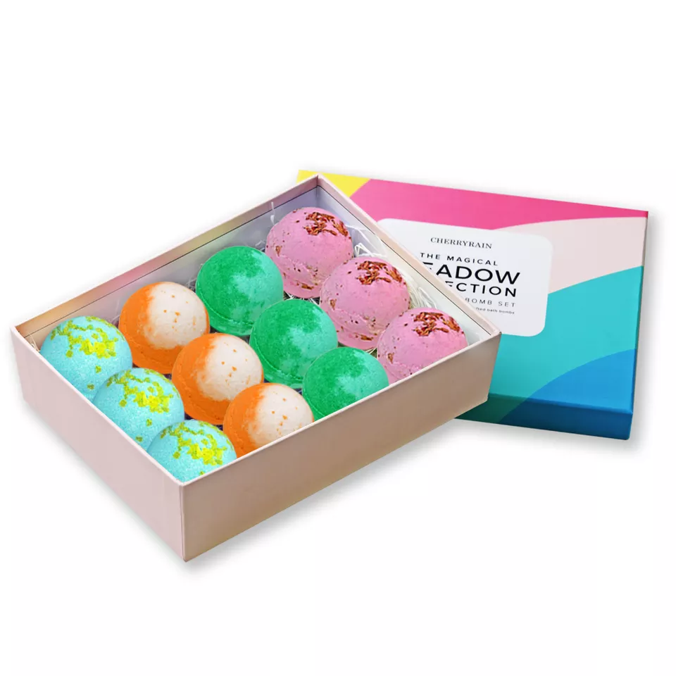 Bombas de baño coloridas con una hermosa caja de regalo