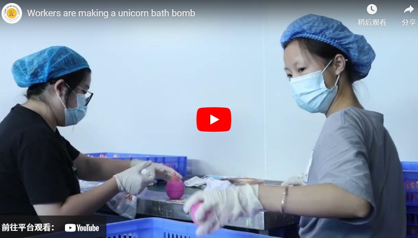 Los trabajadores están fabricando una bomba de baño de unicornio.